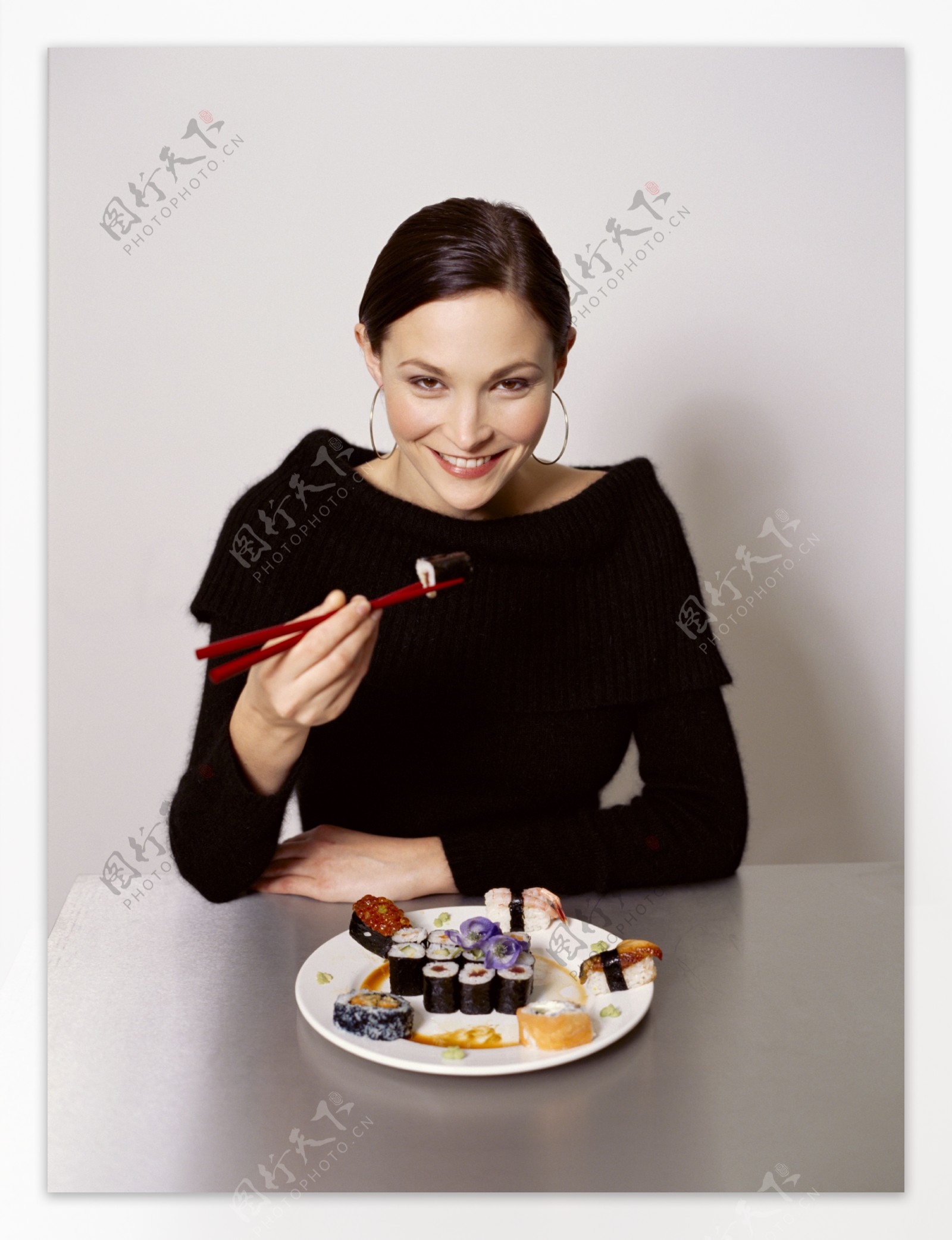 用餐的女人图片
