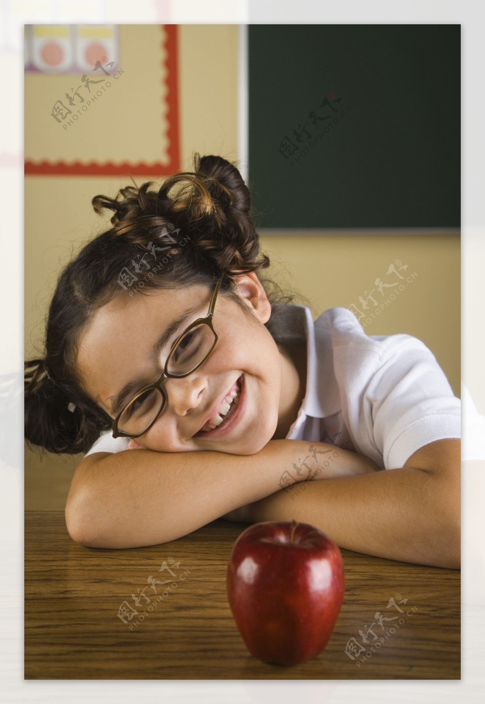可爱小女生与苹果图片