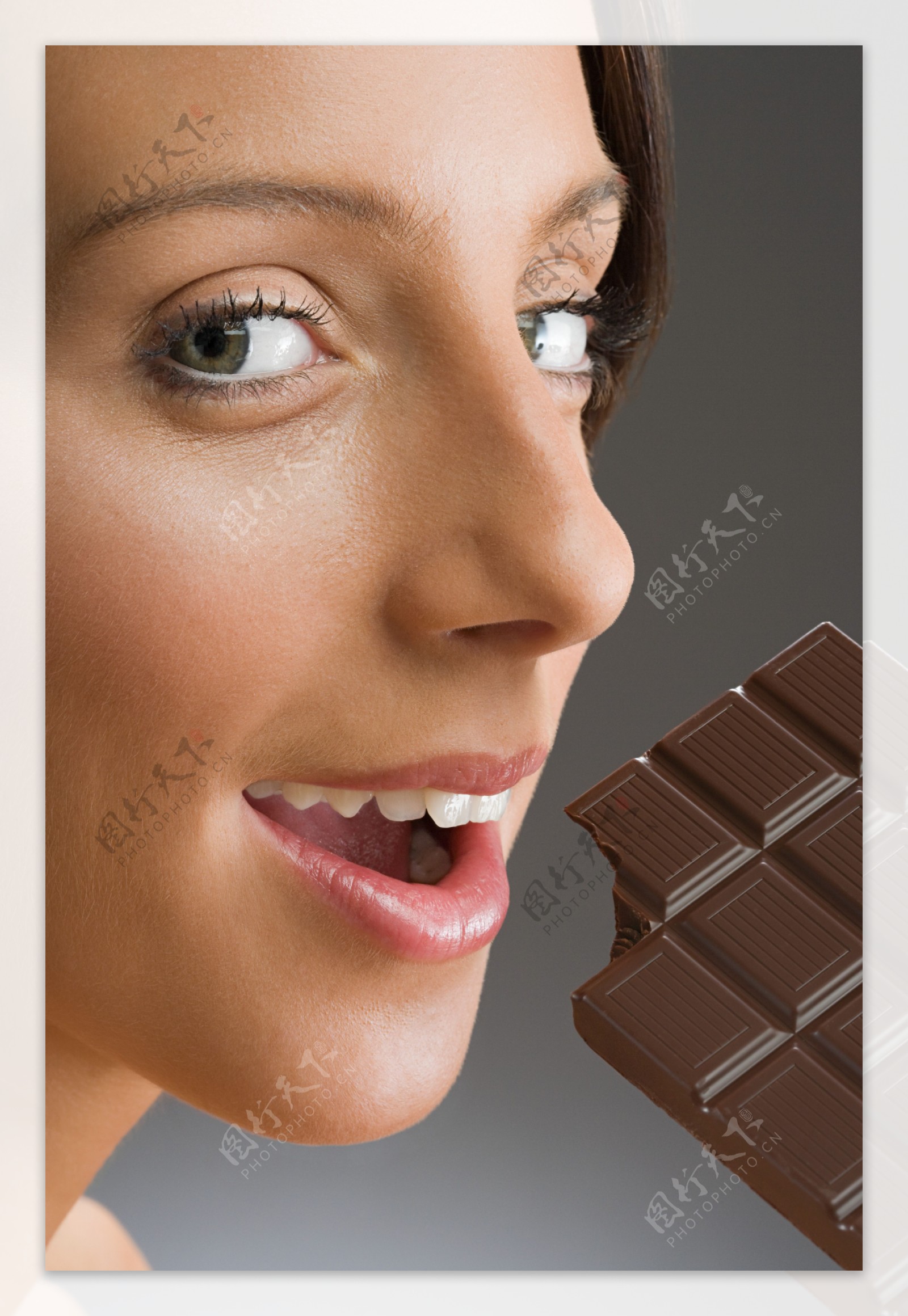 吃巧克力的性感美女图片