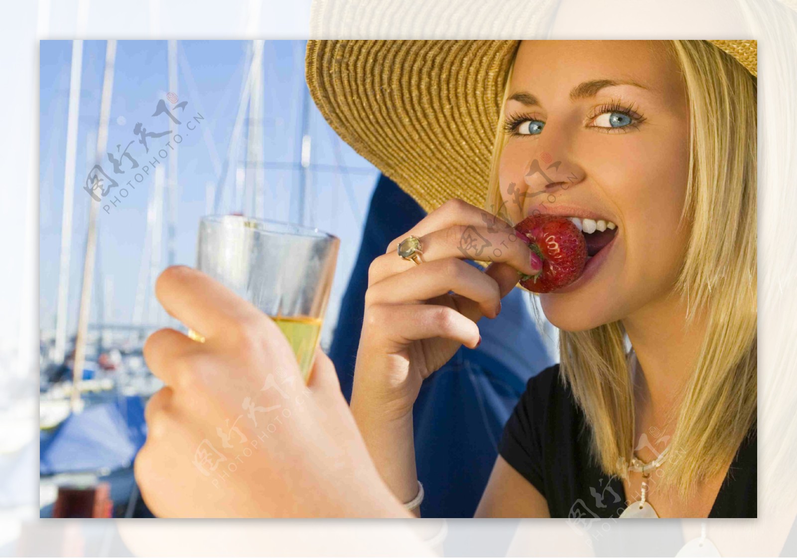 吃草莓喝果汁的女人图片