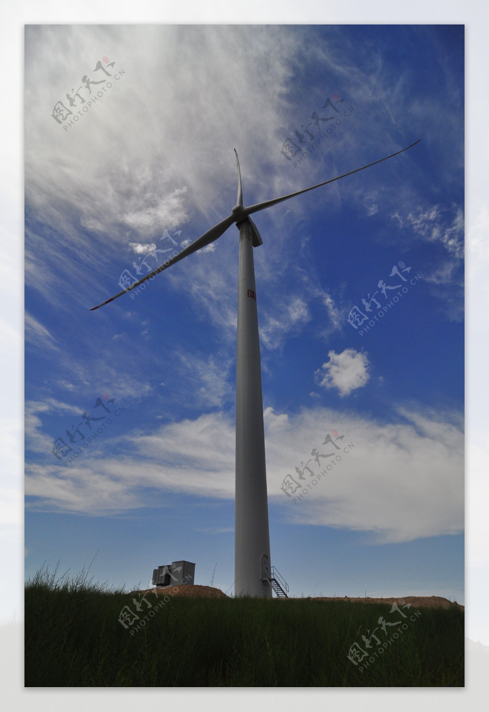 白云和风力发电机图片