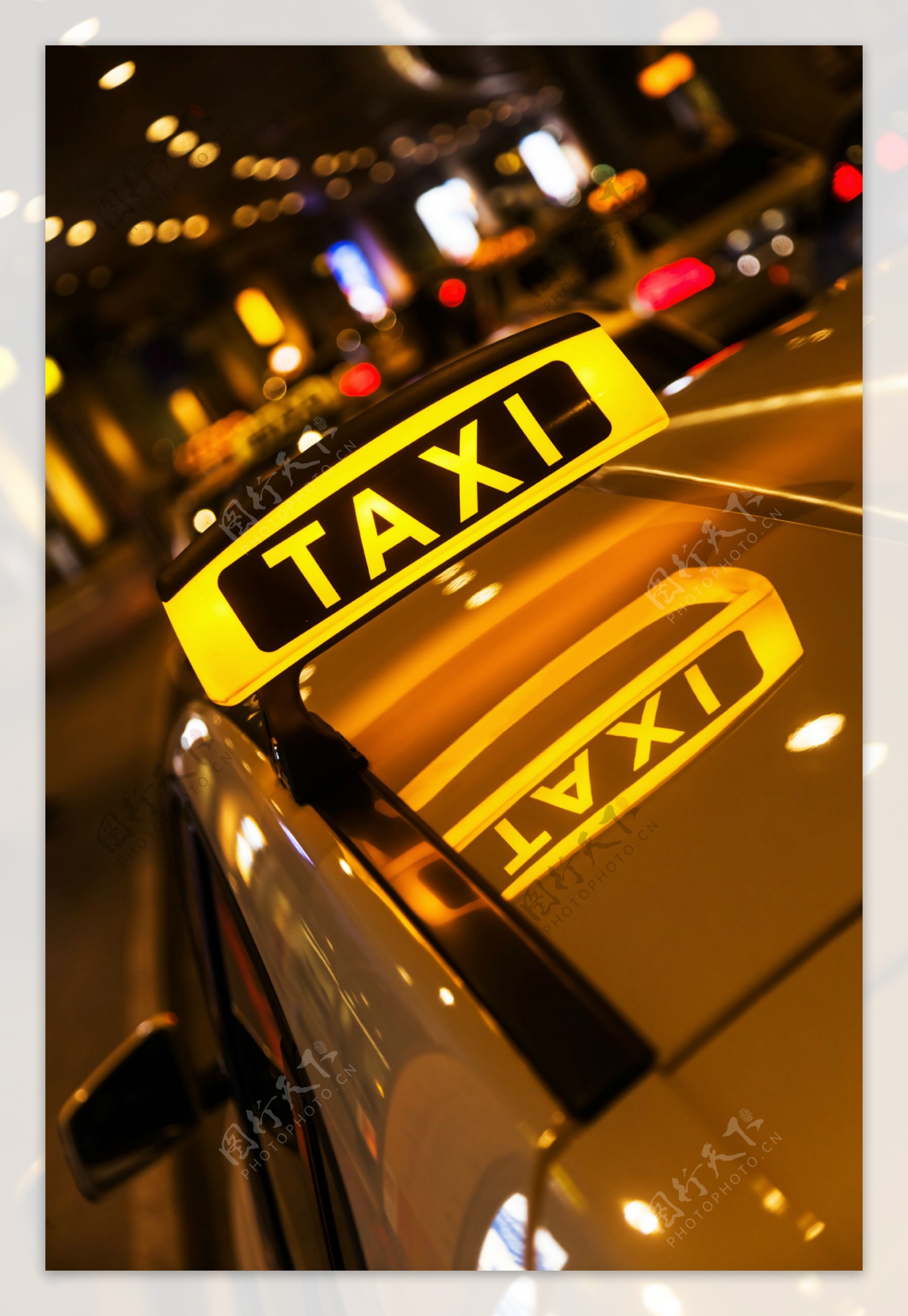 夜晚灯光下的出租车标志图片