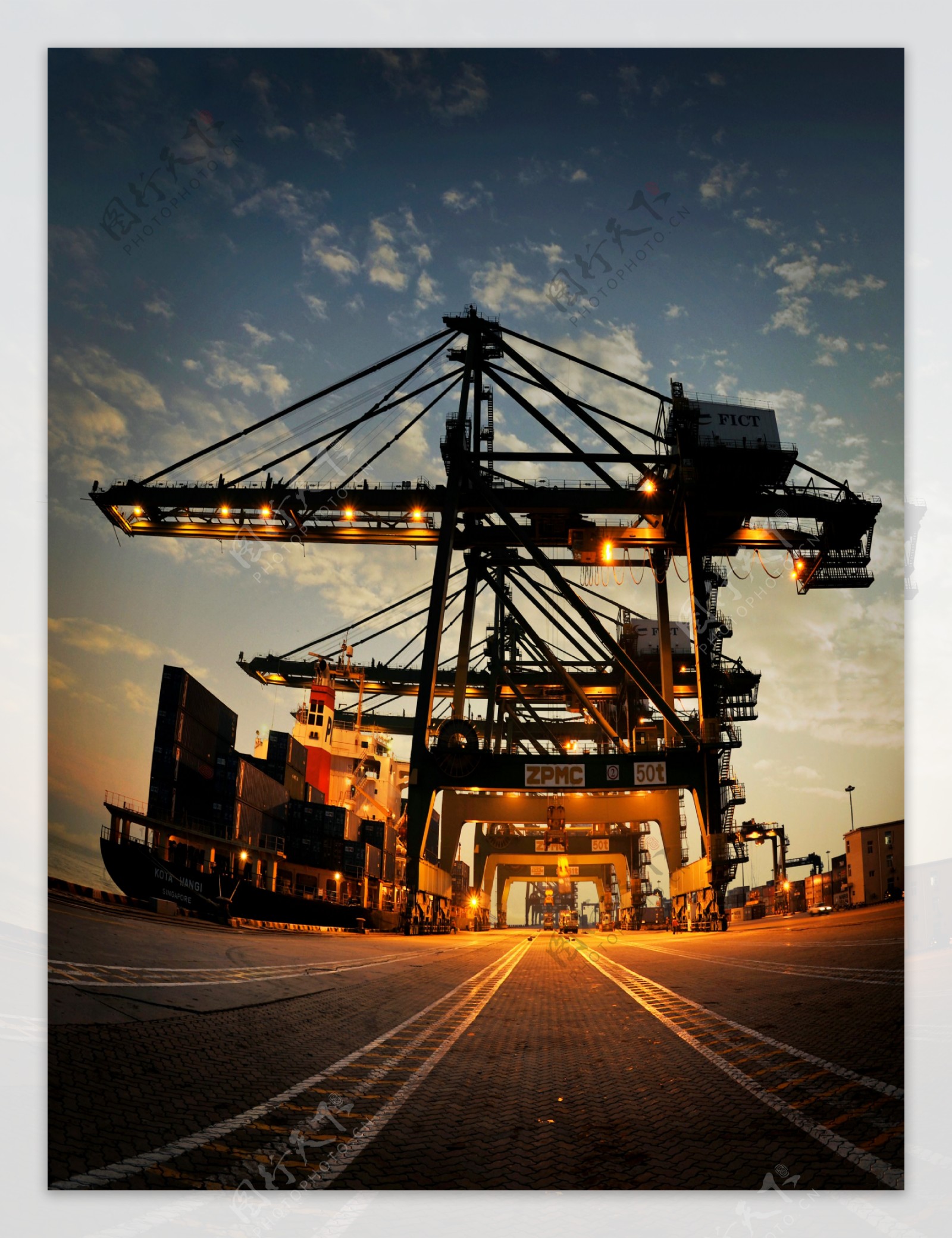 工业生产港口夜景图片