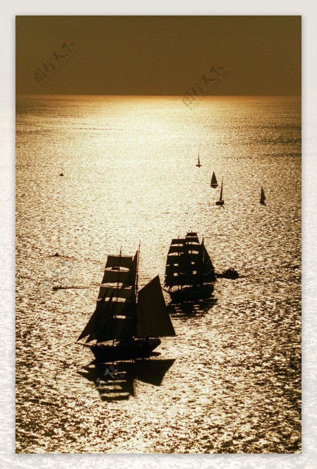 金色海洋帆船图片