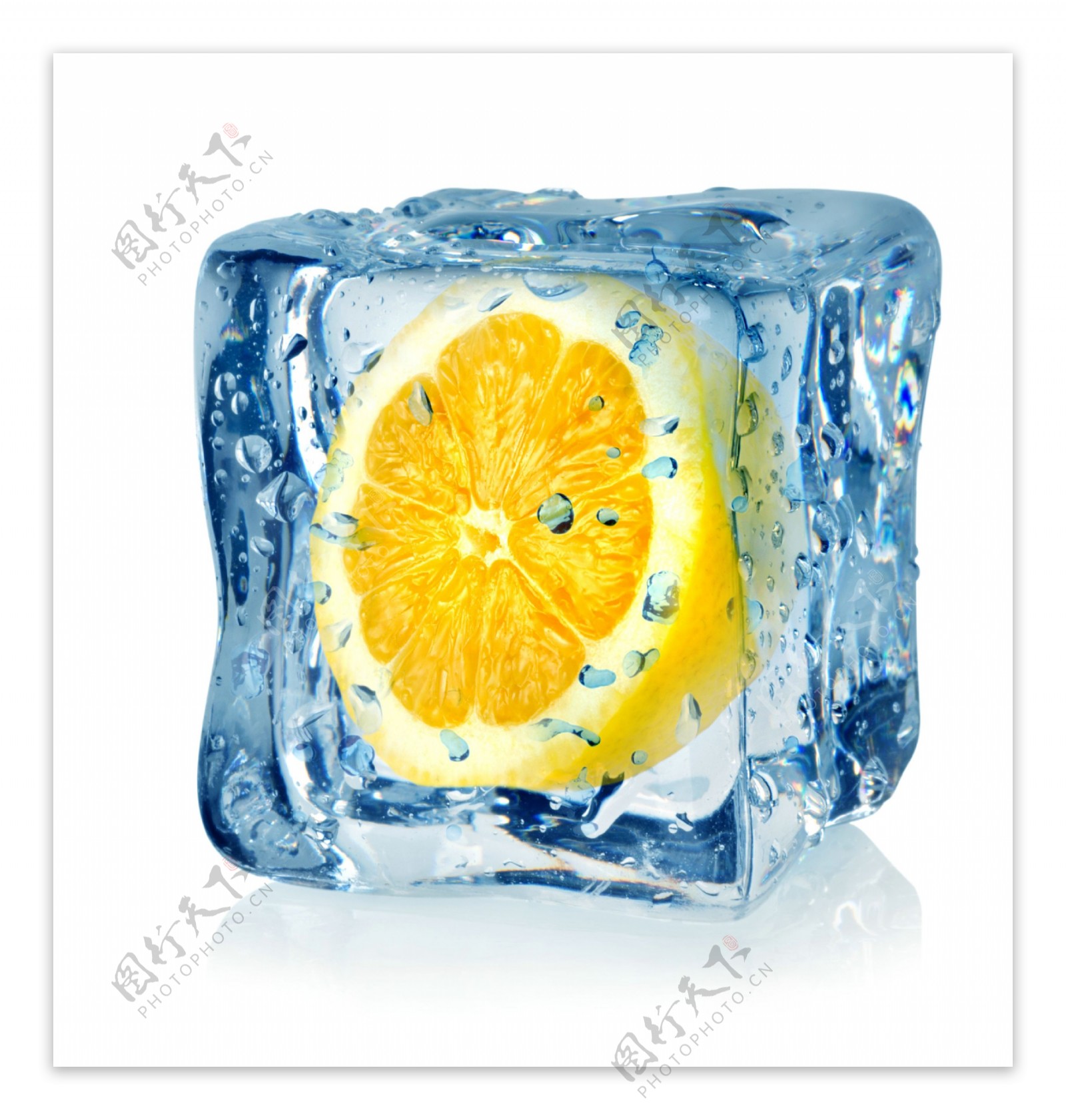 冰块里的柠檬切块图片