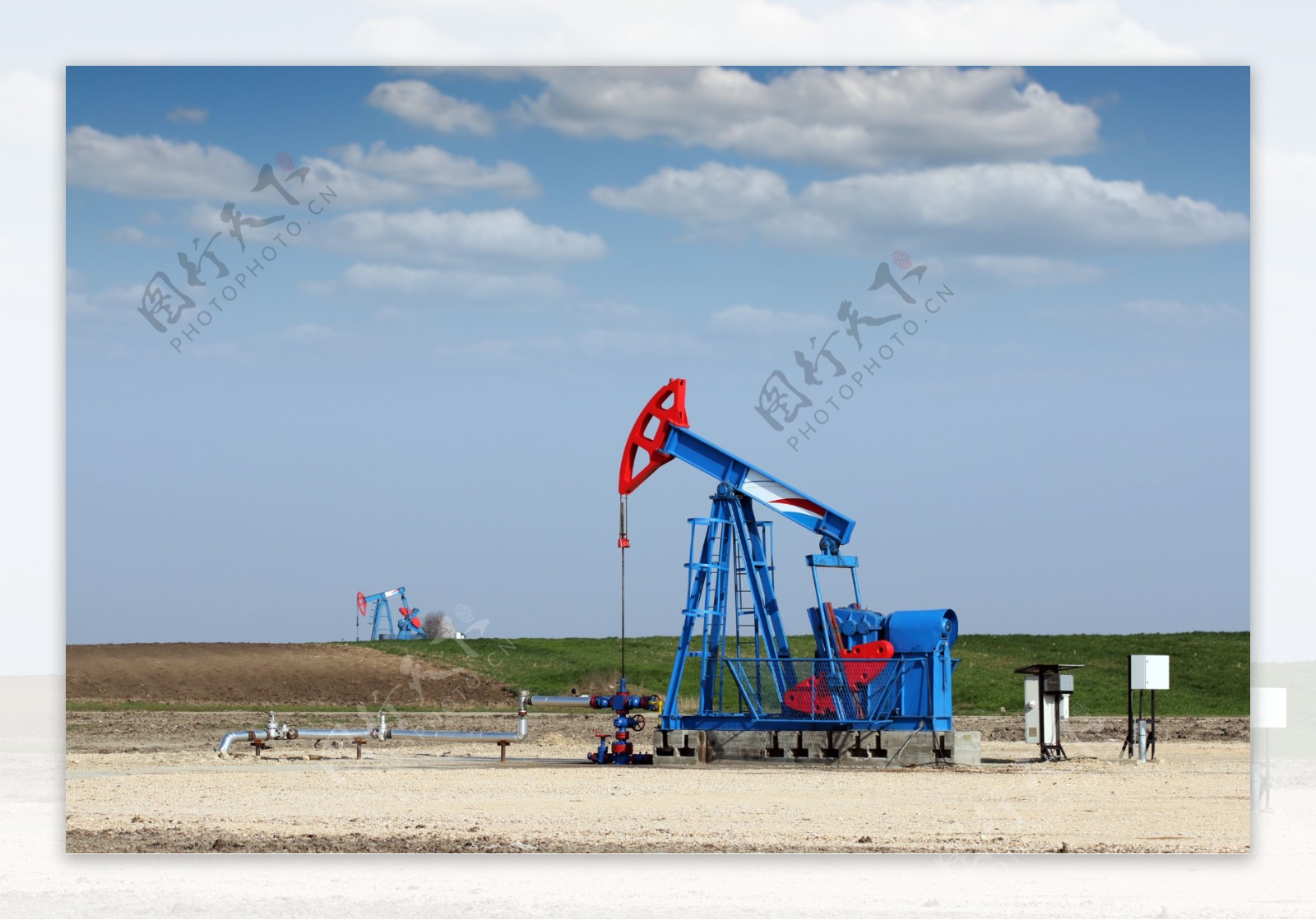正在开采的石油井架图片