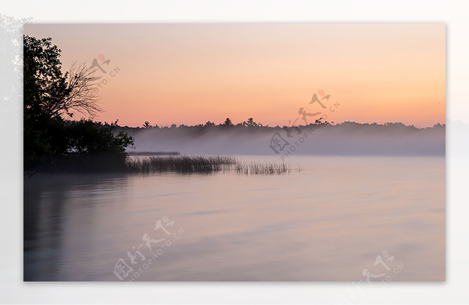 晚霞湖面背景