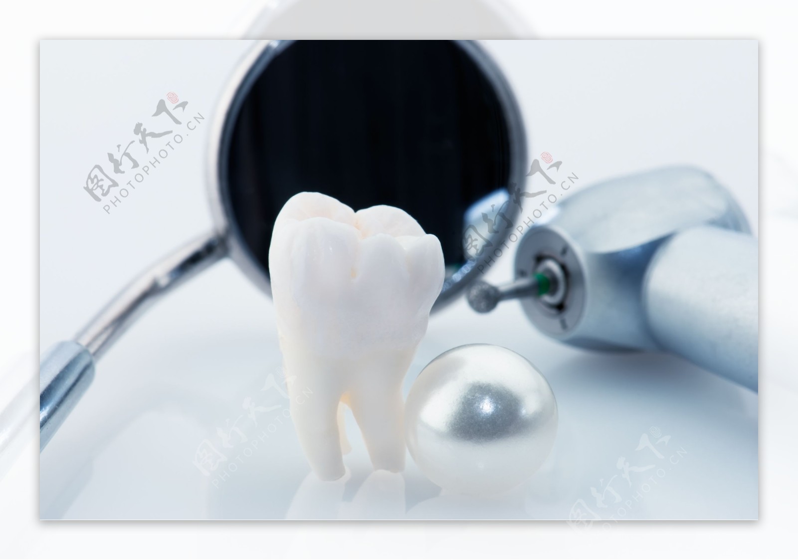 牙齿与医疗工具图片