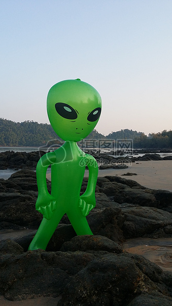 一个绿色的气球外星人