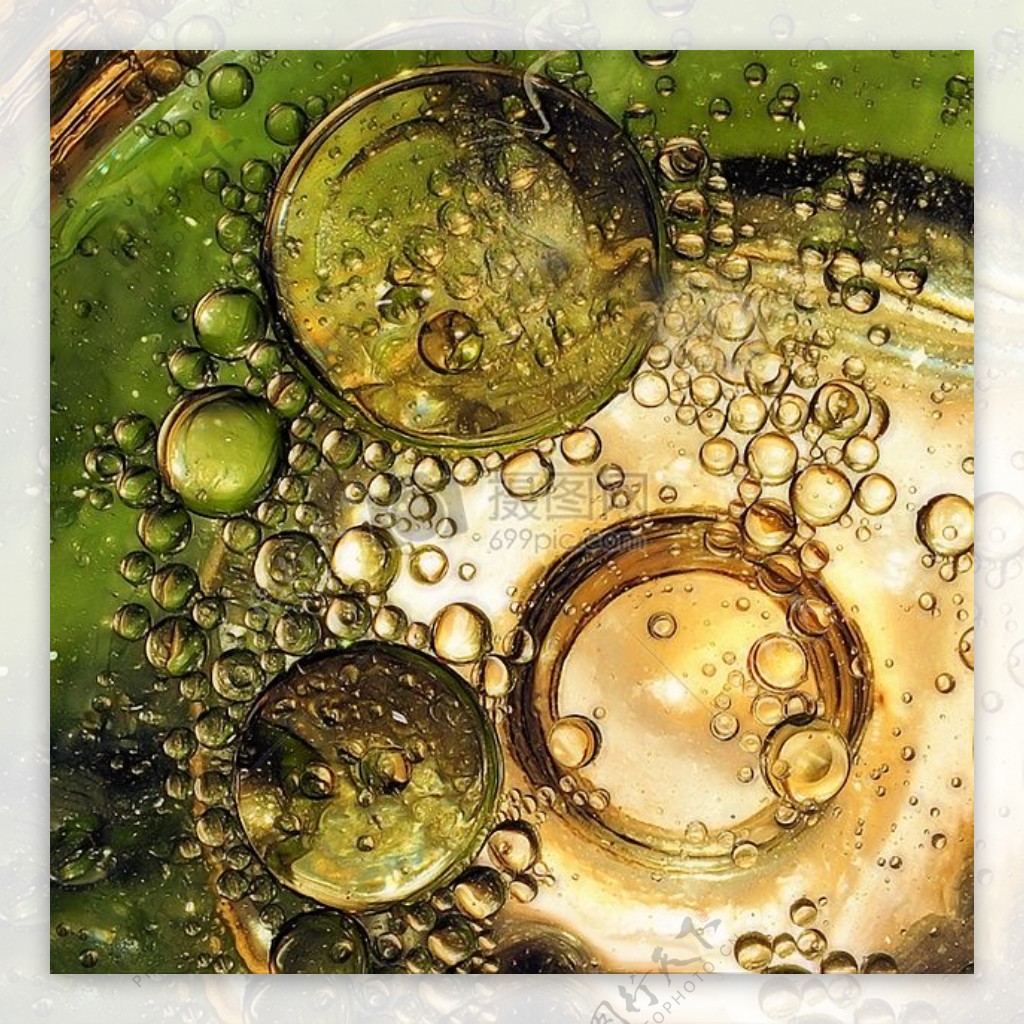 黄色与绿色交织的液体里产生气泡