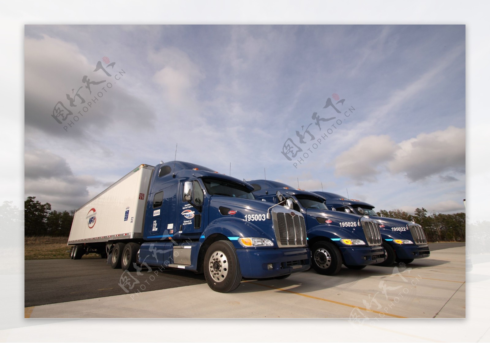 三台蓝色货车图片