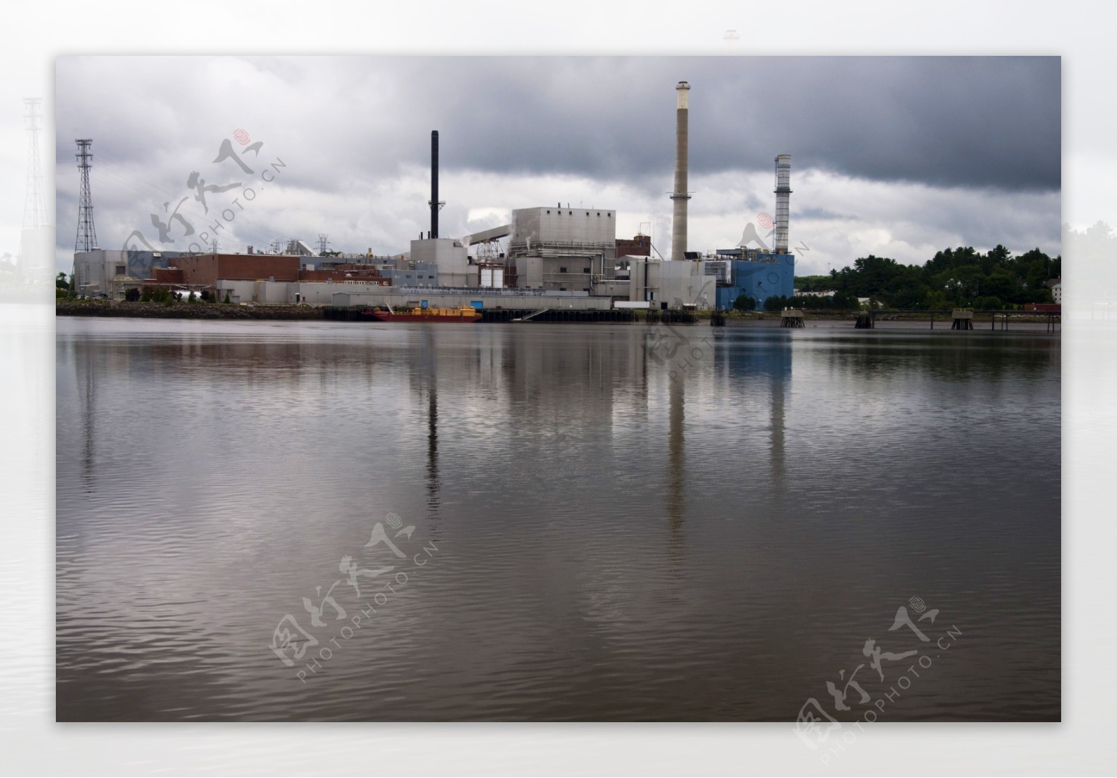 河边工厂图片