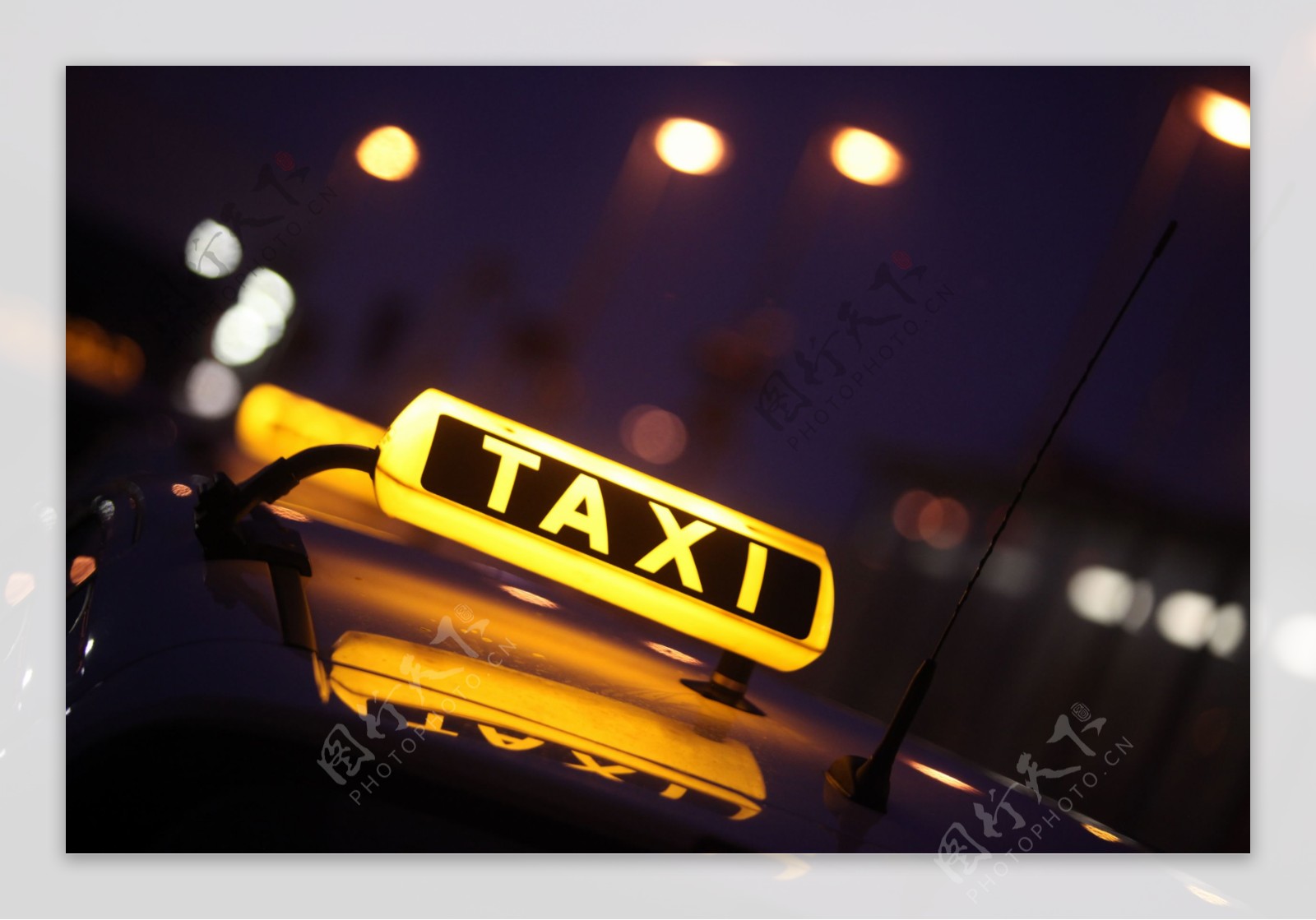 夜晚的出租车标志图片
