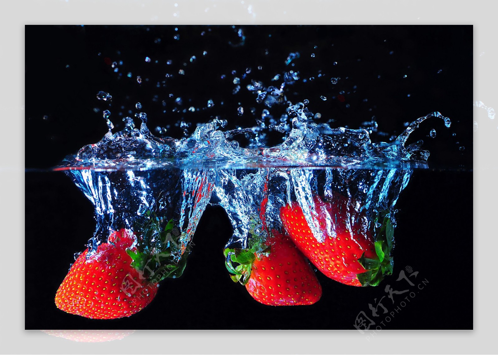 创意水里草莓图片