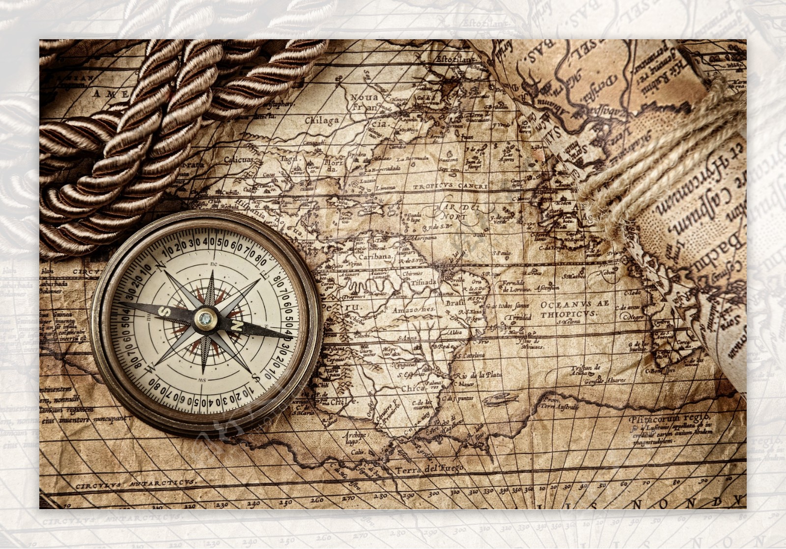 航海地图上的指南针