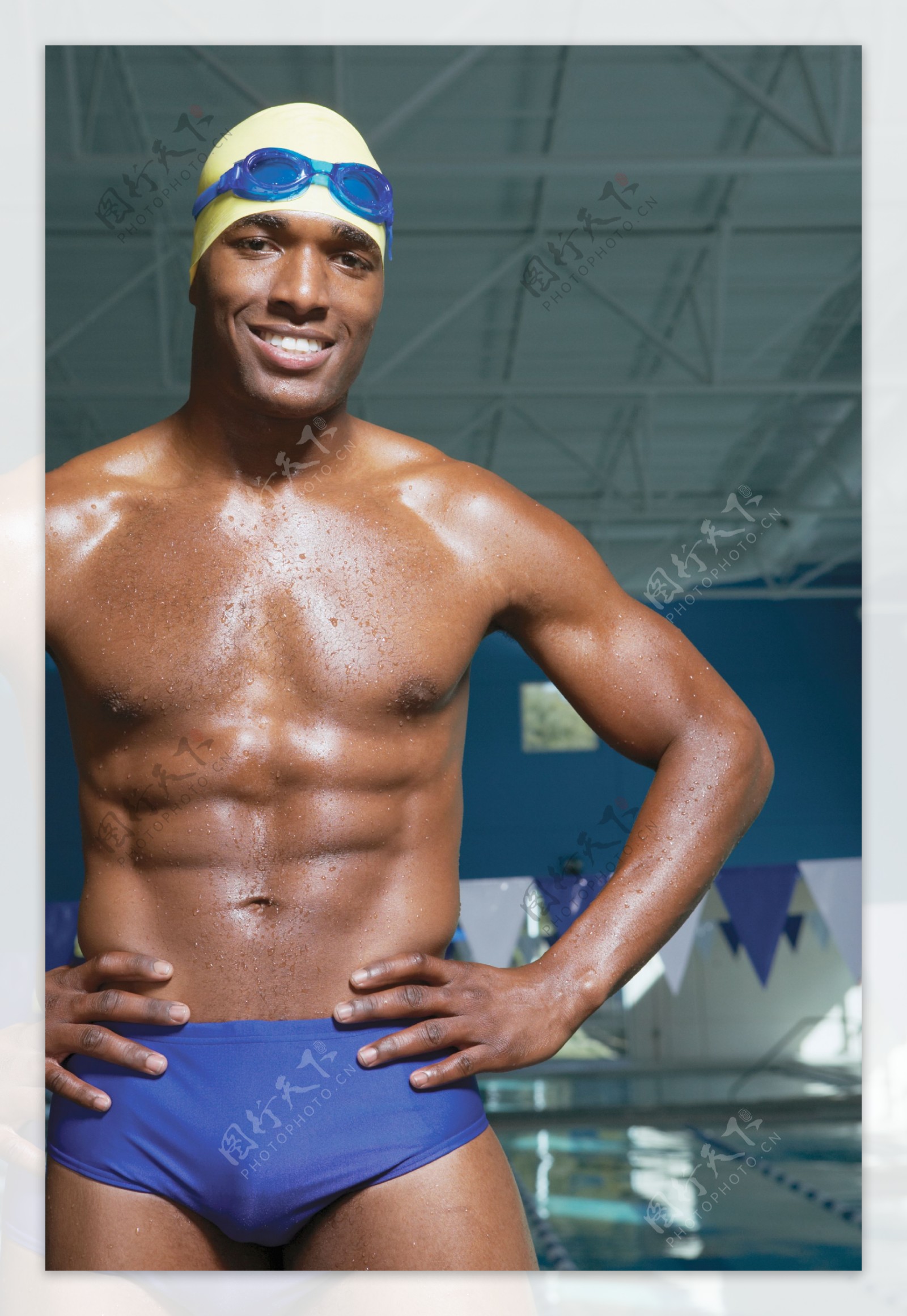 自信笑容的男性游泳运动员高清图片