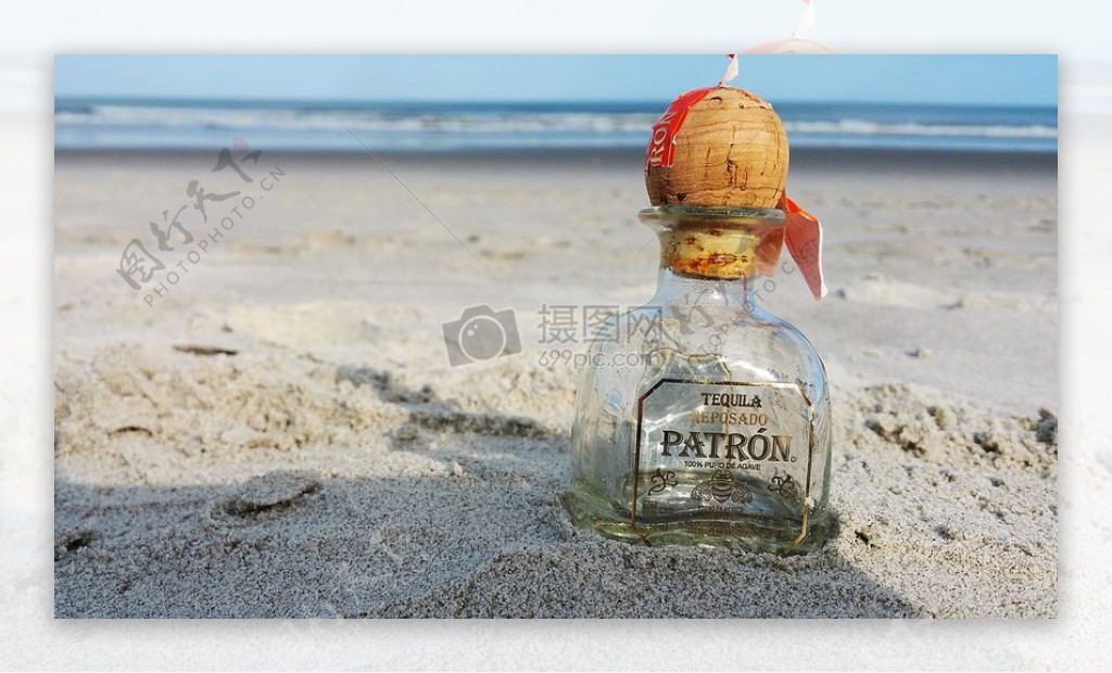 沙滩上的瓶子