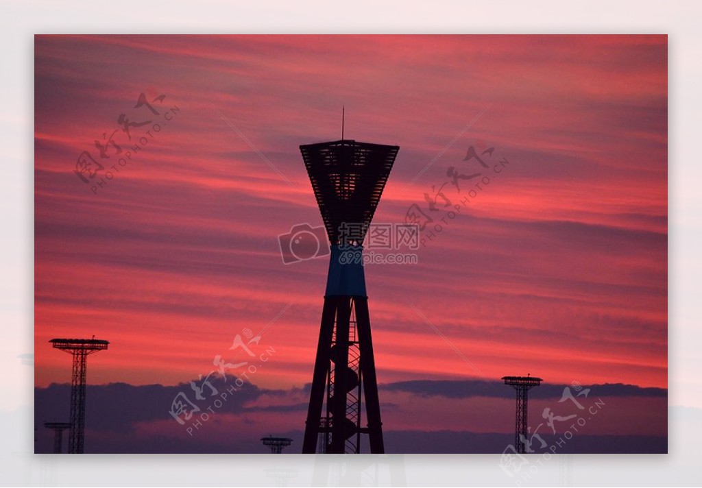 夕阳下的瞭望塔