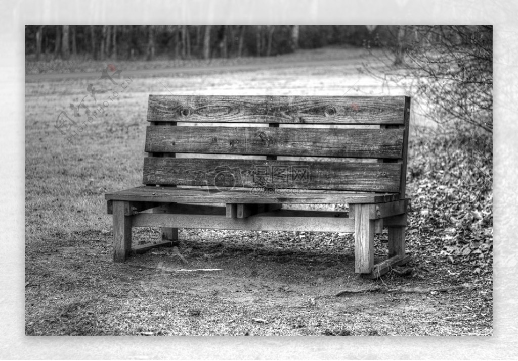 破旧的公园木椅