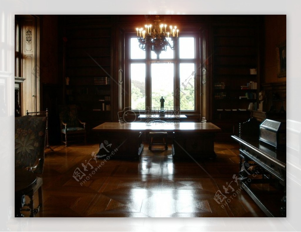 书房里的桌椅