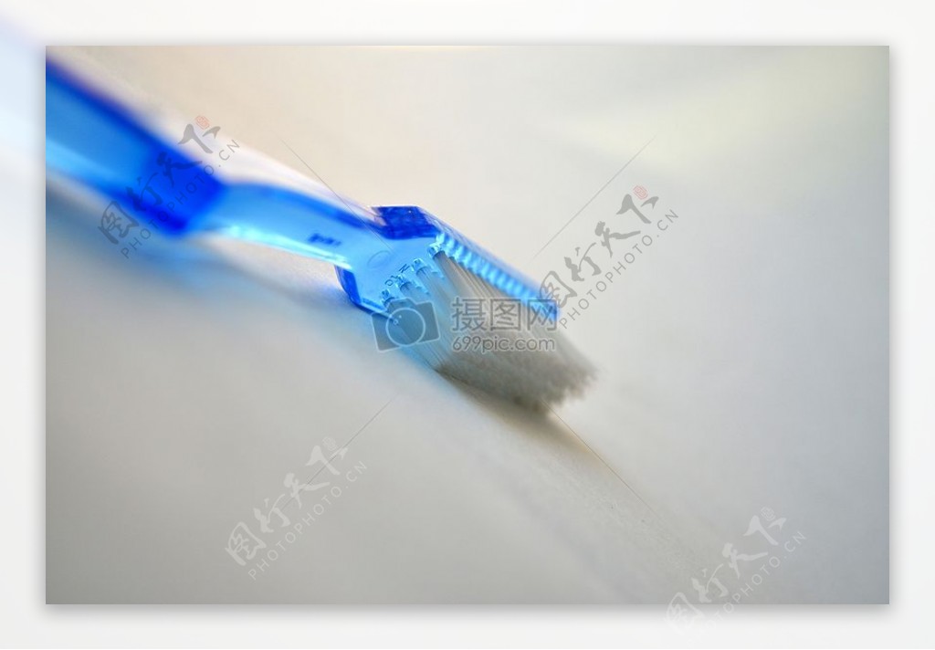 蓝色透明的牙刷