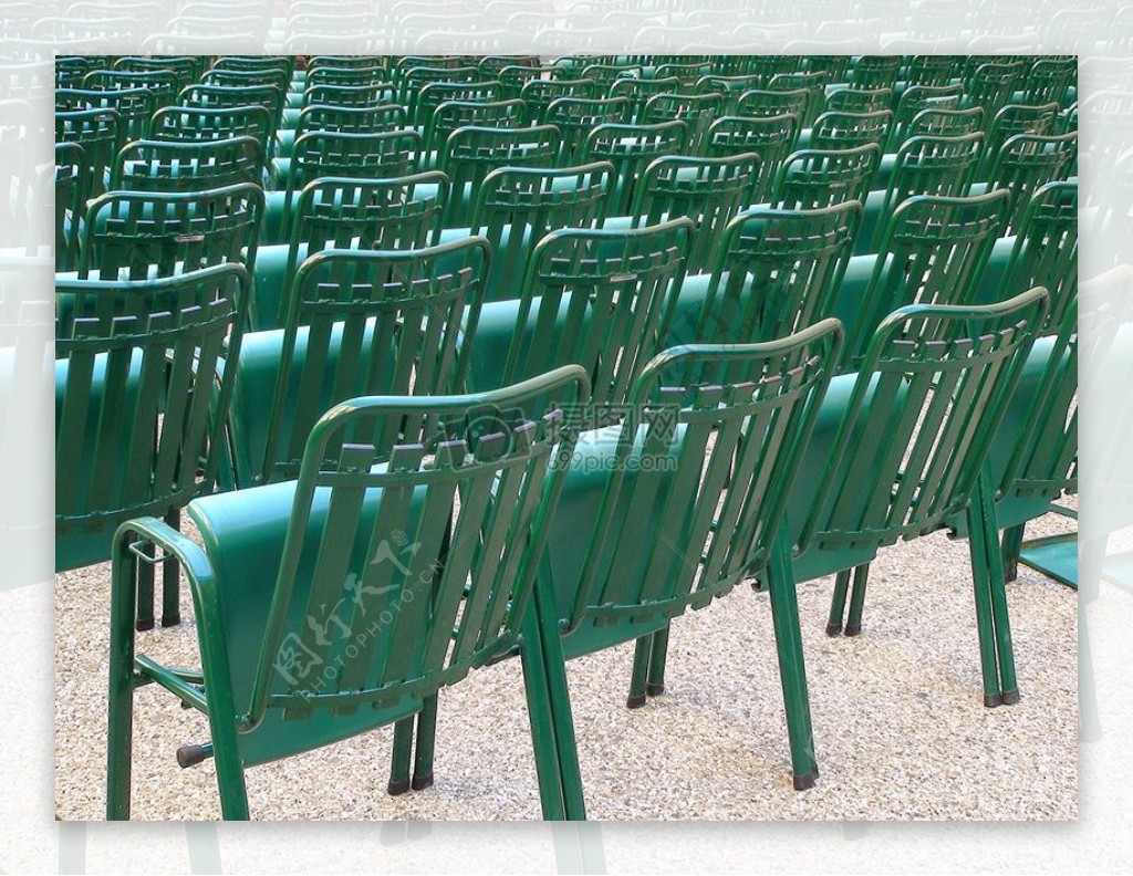 成排的绿色椅子