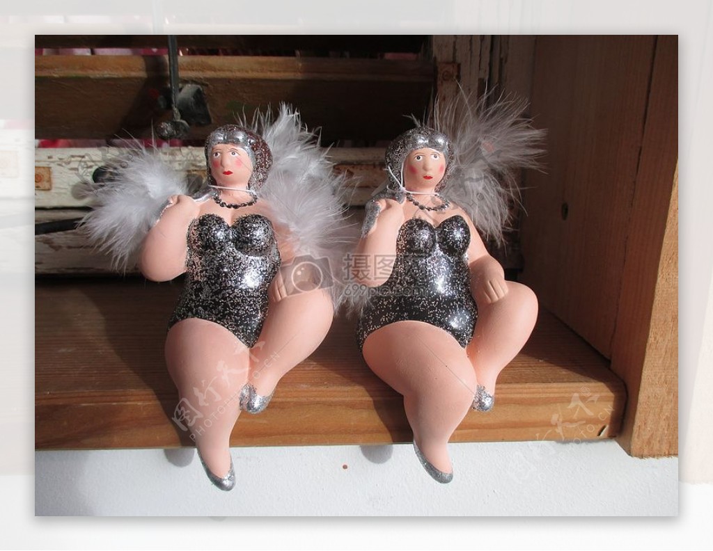 两个跳芭蕾的胖娃娃