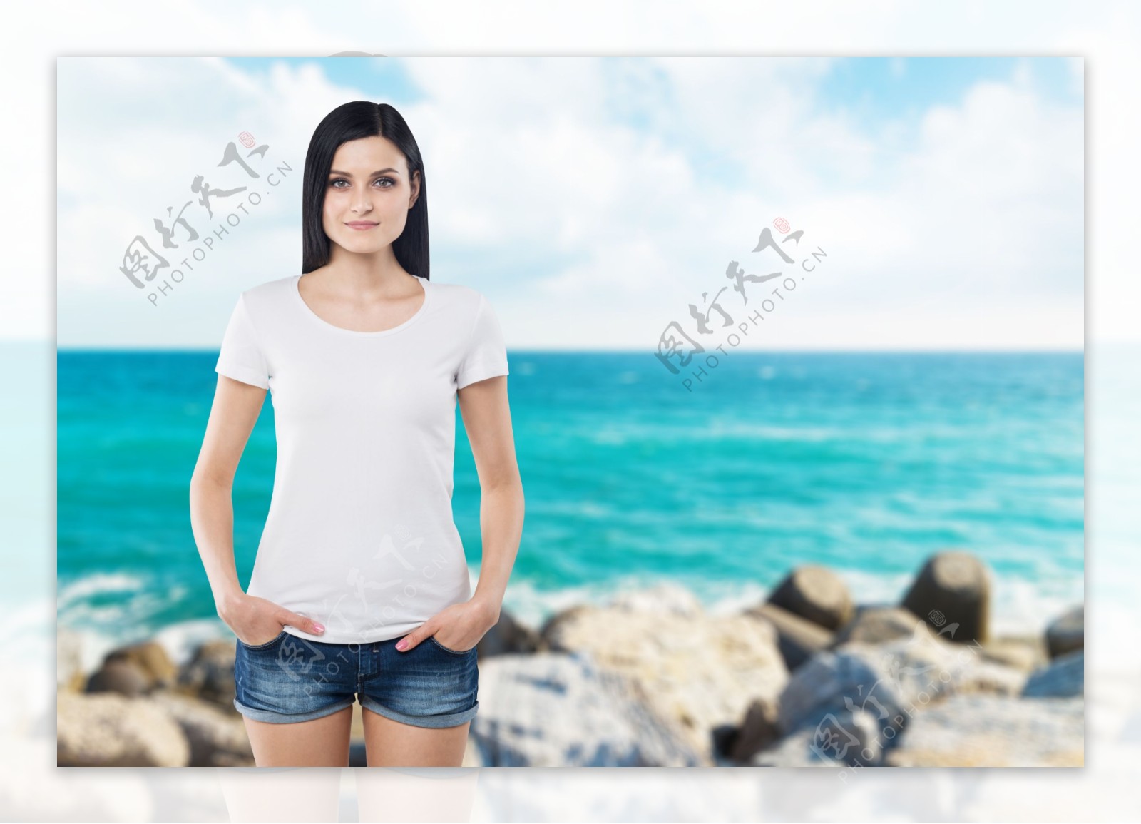 大海背景与穿着T恤的女人