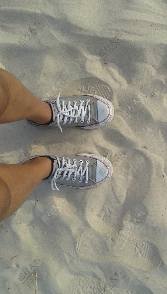 沙滩上的一双脚