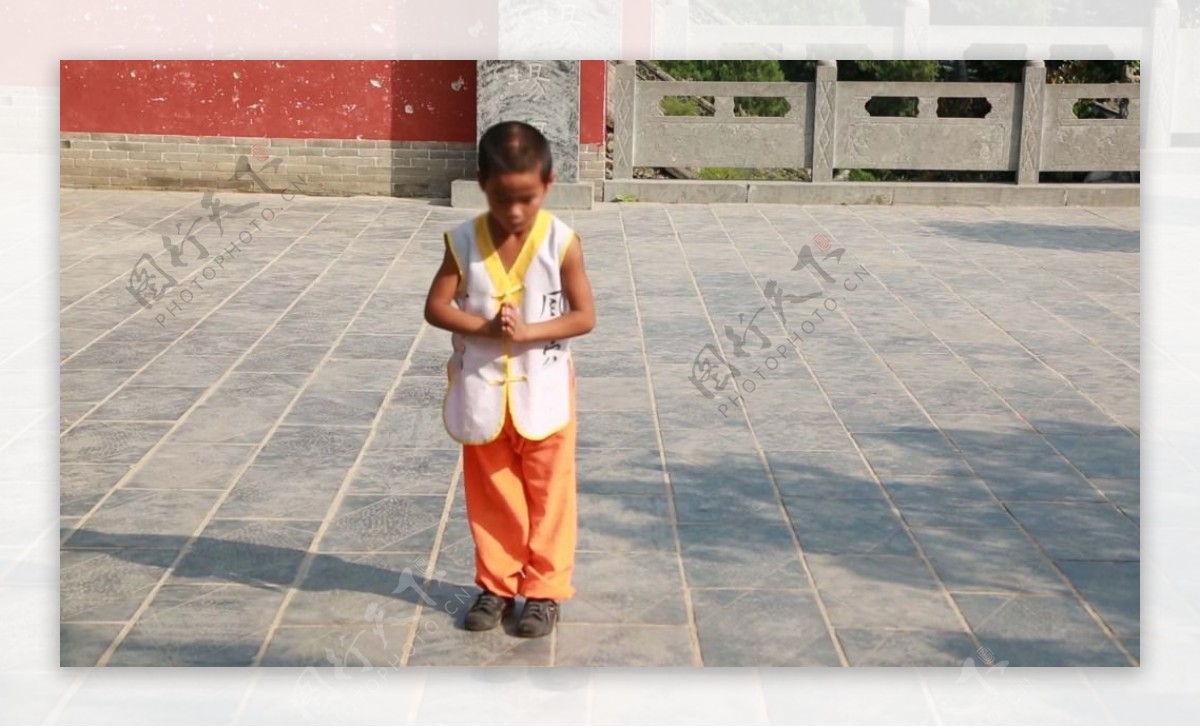 寺院十岁小和尚一人表演武术