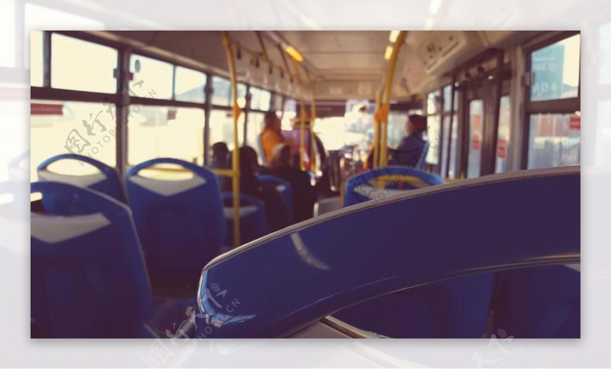 实拍行驶的公交车内部视频素材