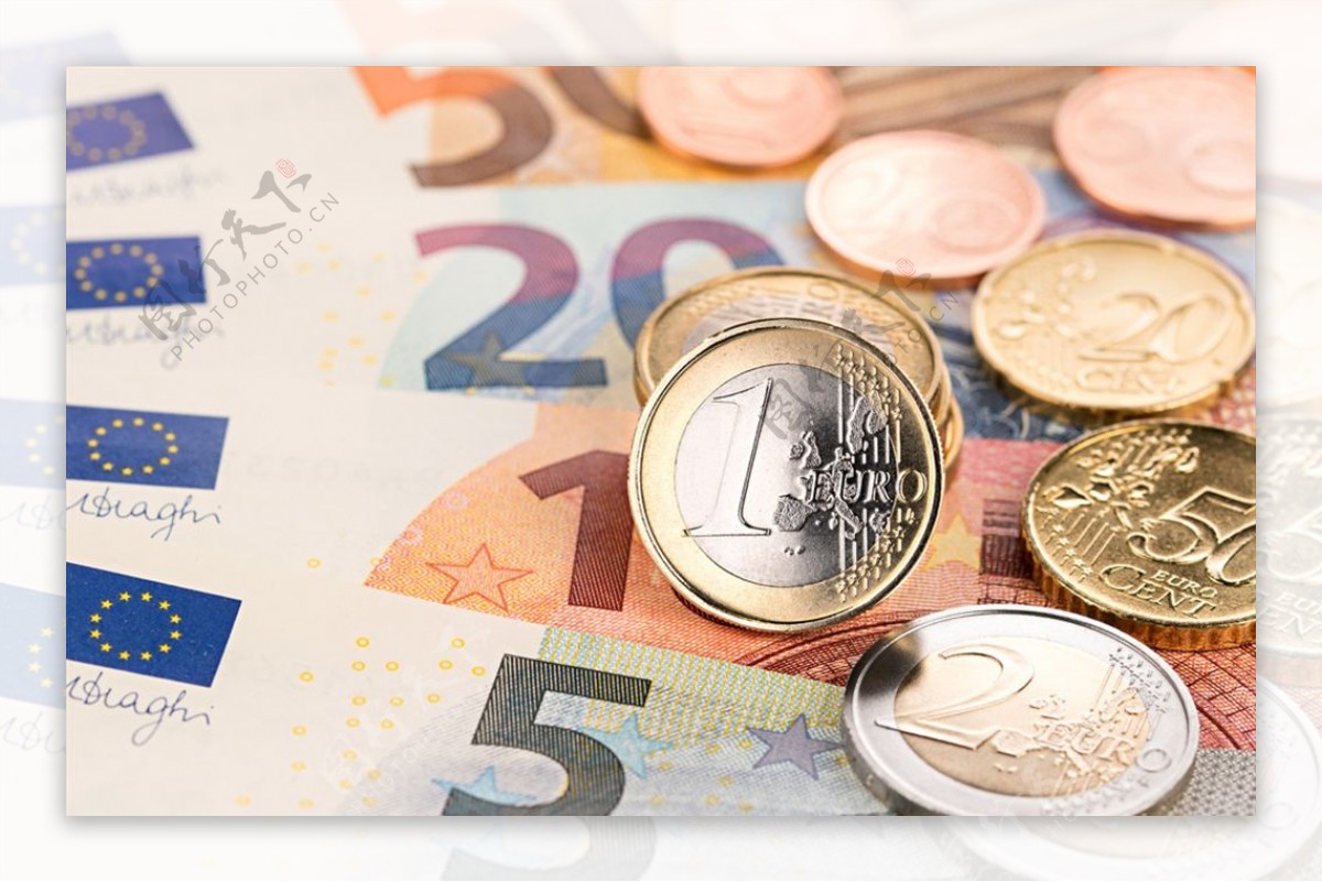 欧元钞票上散落的硬币