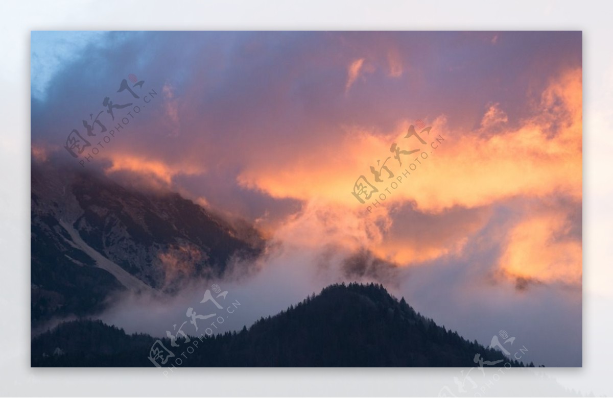 夕阳下的大山美景