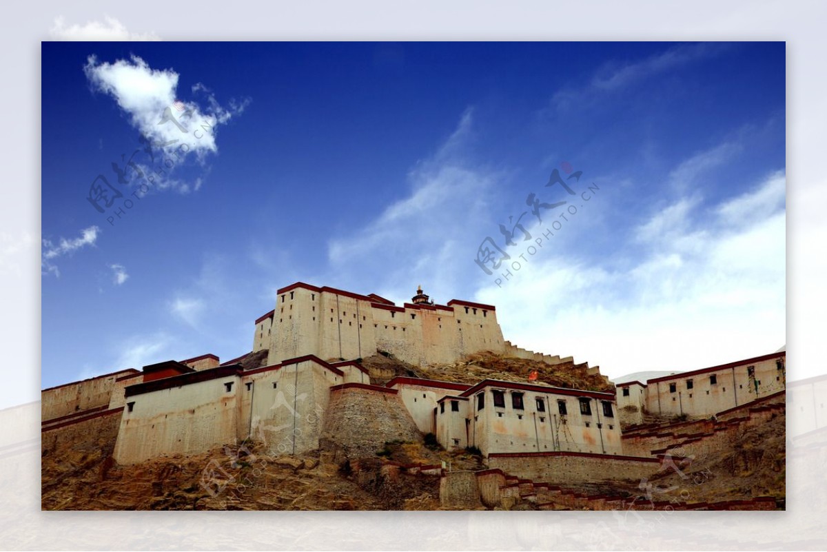 蓝天下的西藏寺院
