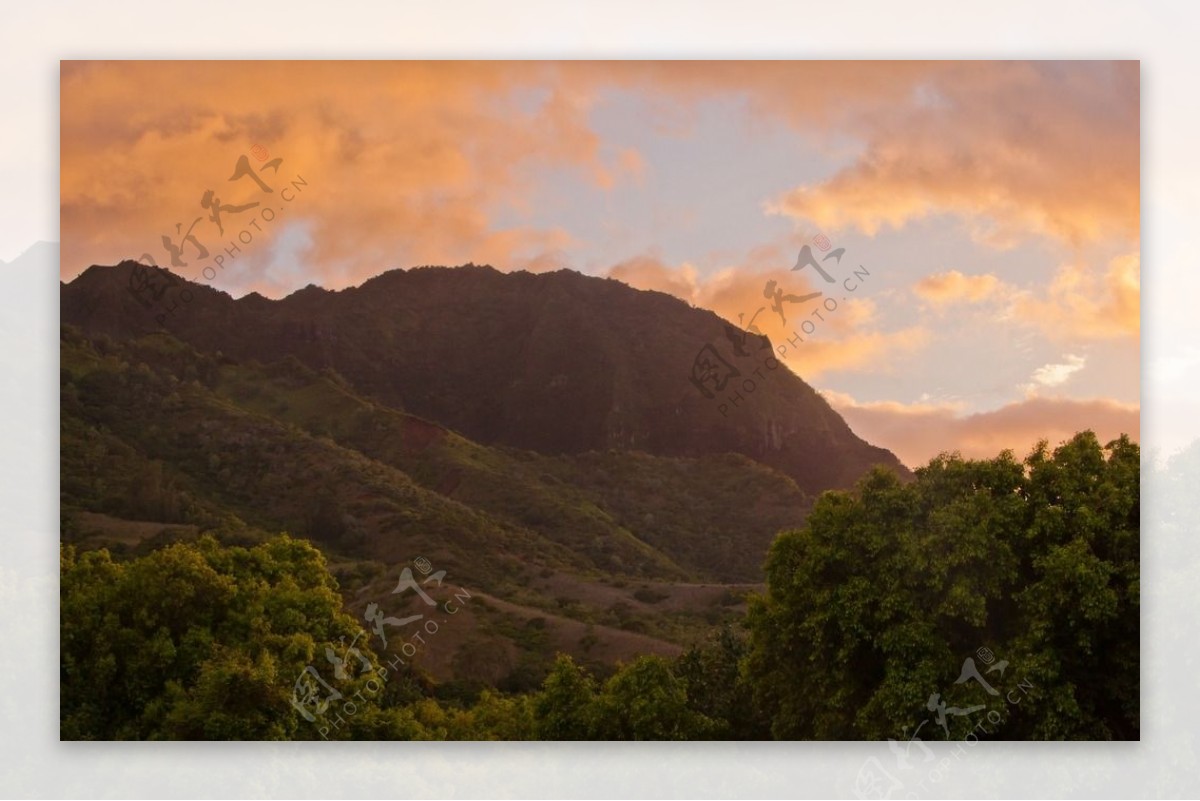 夕阳下的大山美景