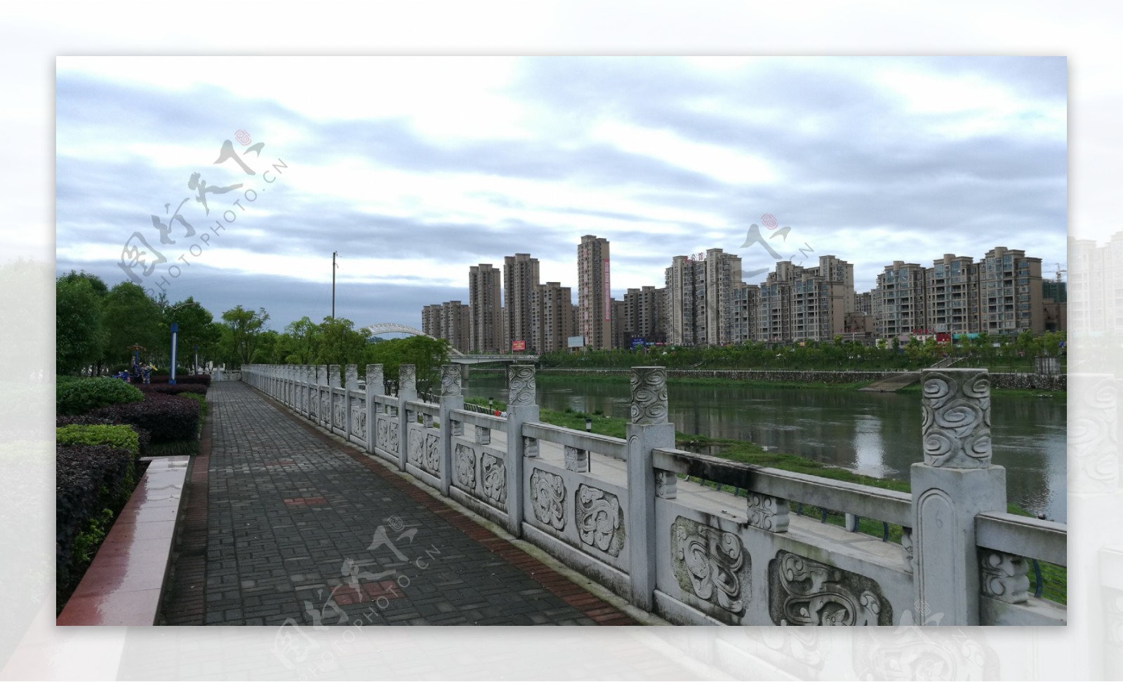 锦江河畔的石砌围栏