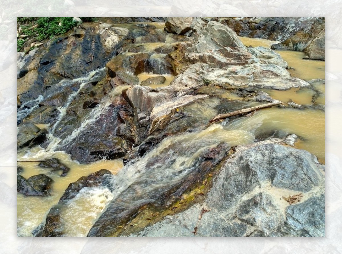 岩石上的流水