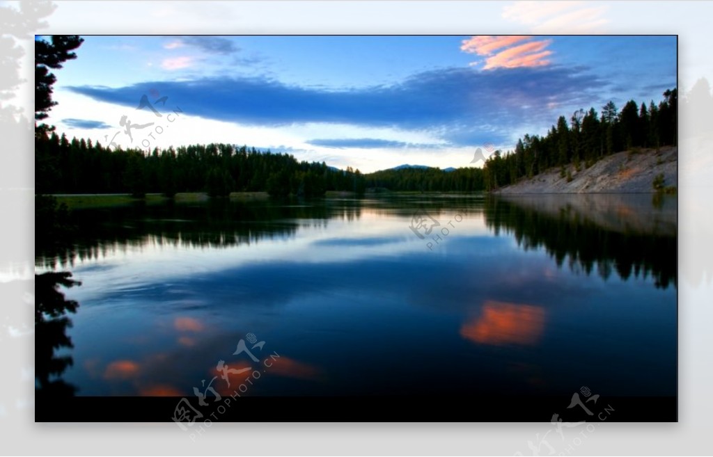 延迟拍摄波光粼粼的湖面和夜幕降临的景色高清视频素材