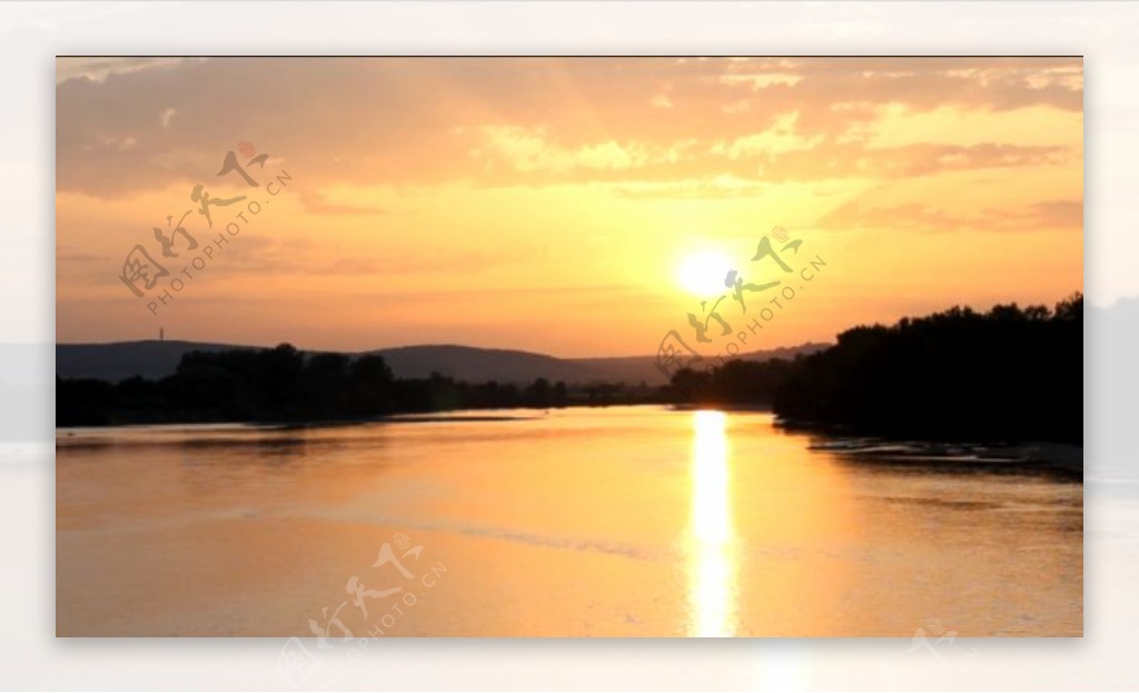 实拍金色夕阳缓缓落山水中美妙倒影的视频素材