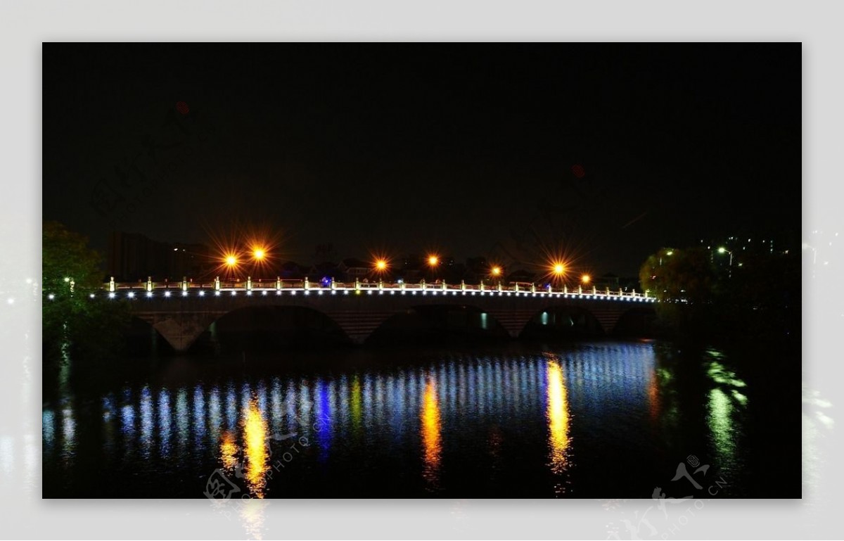 夜色中的桥