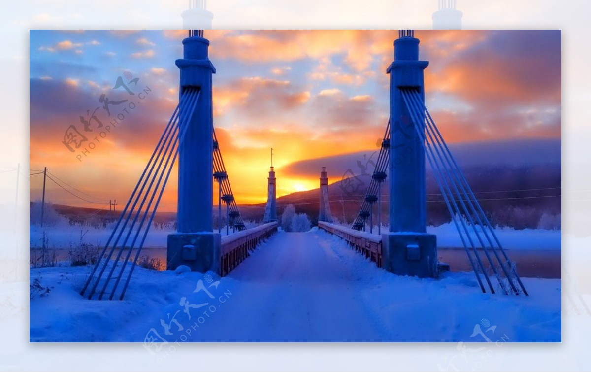 黄昏夕阳大桥雪景