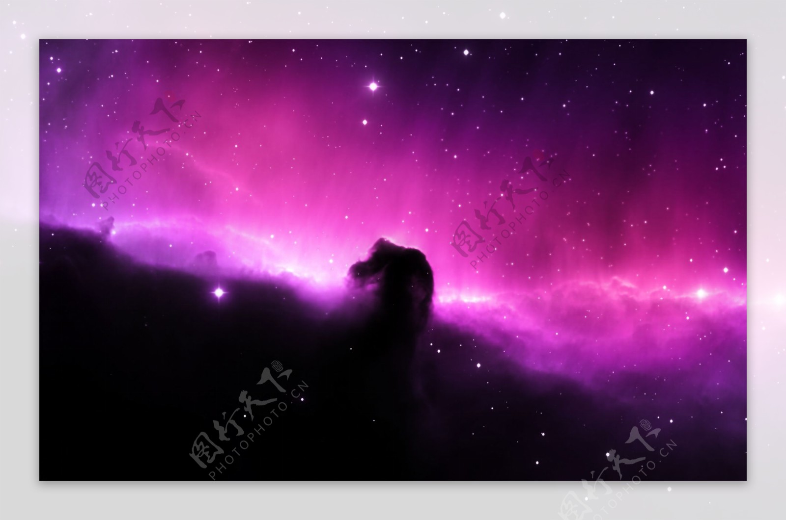 紫色光晕宇宙背景