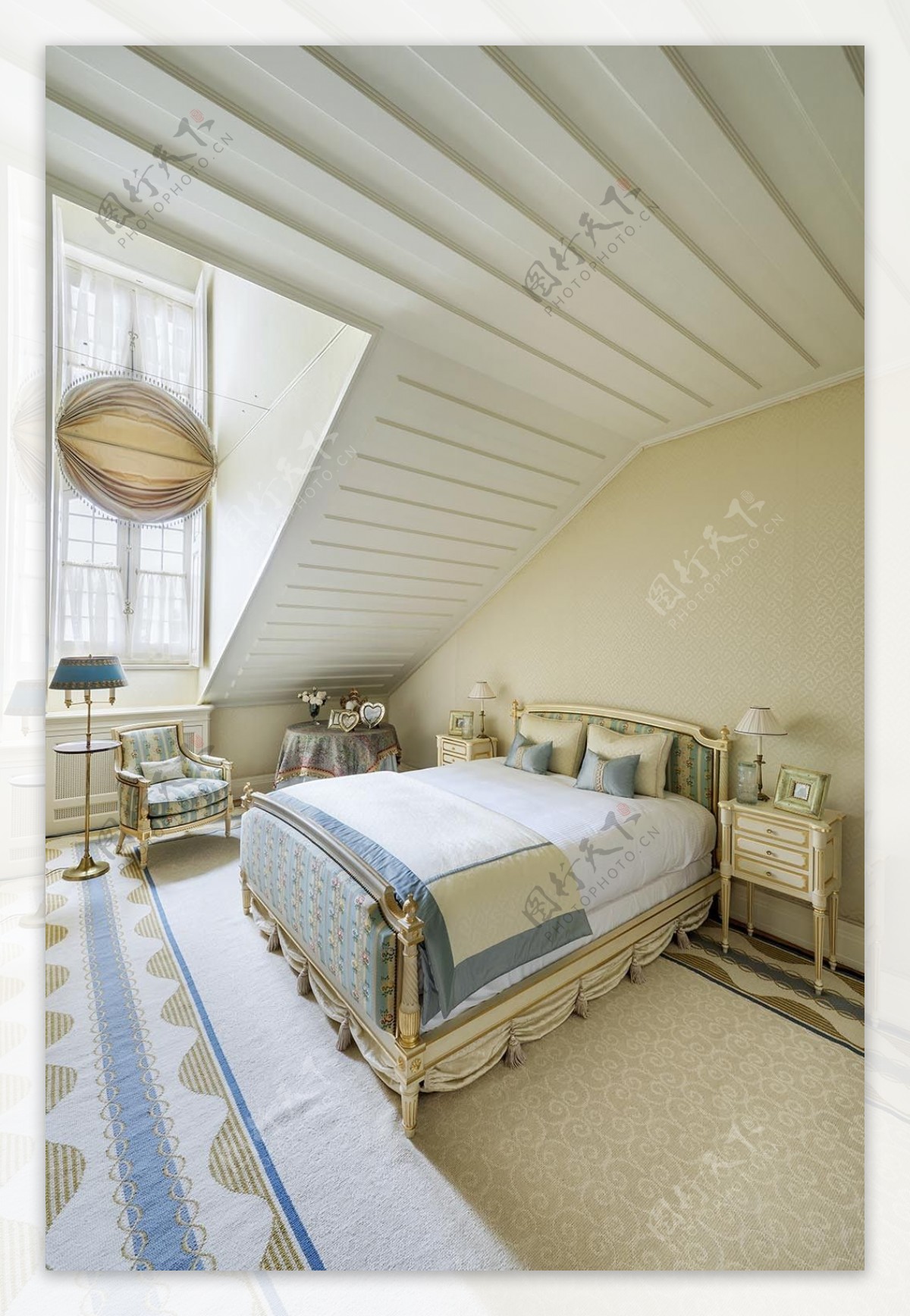 清新简约卧室蓝白色地毯室内装修效果图