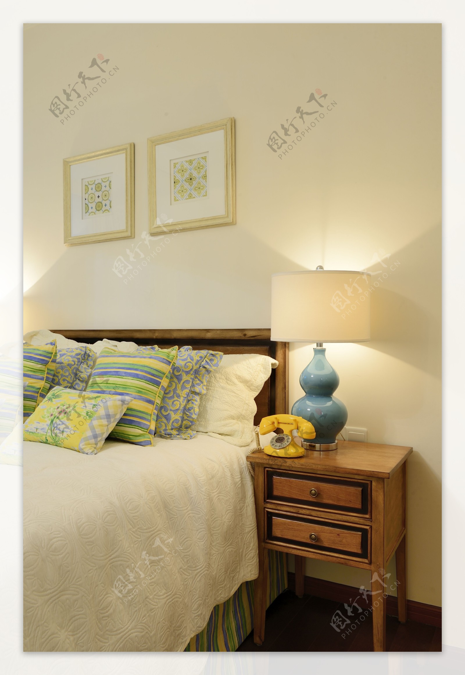 现代清新小卧室蓝色陶瓷台灯室内装修效果图