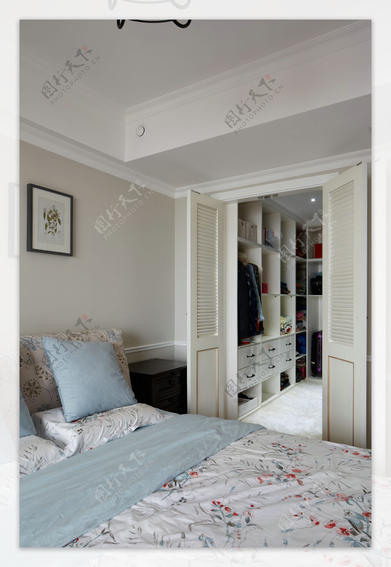 现代小清新卧室白色衣柜室内装修效果图