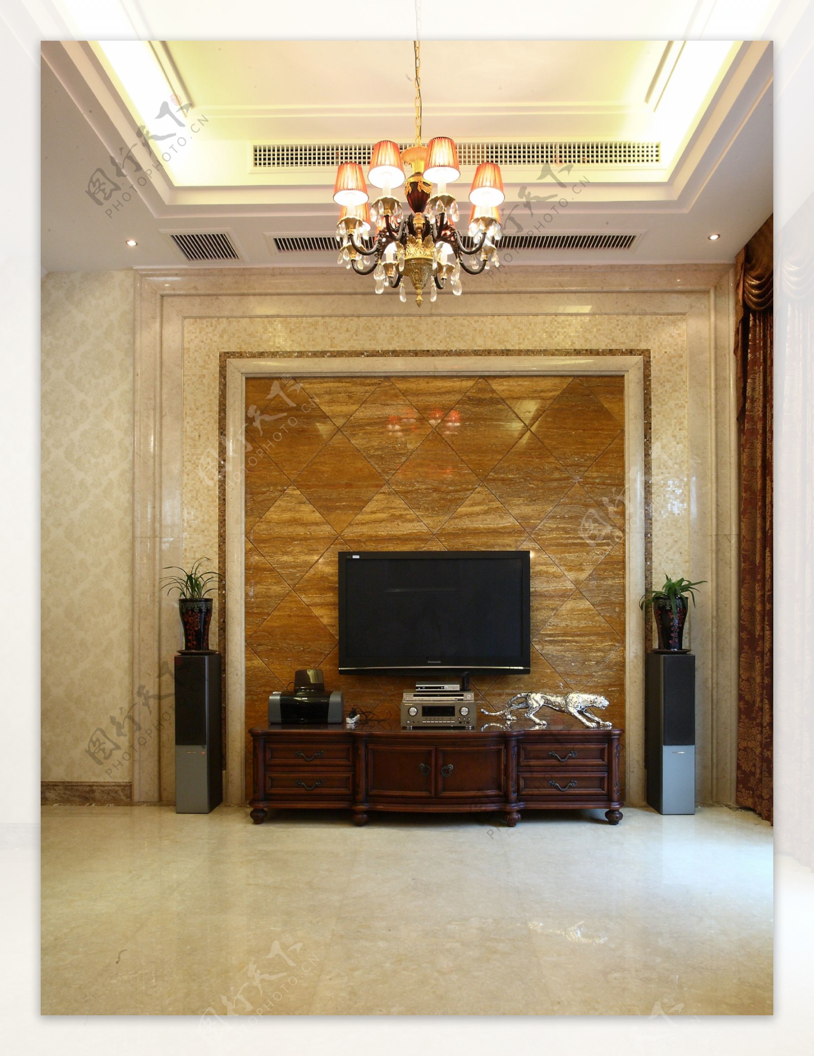 中式轻奢客厅水晶吊灯室内装修效果图