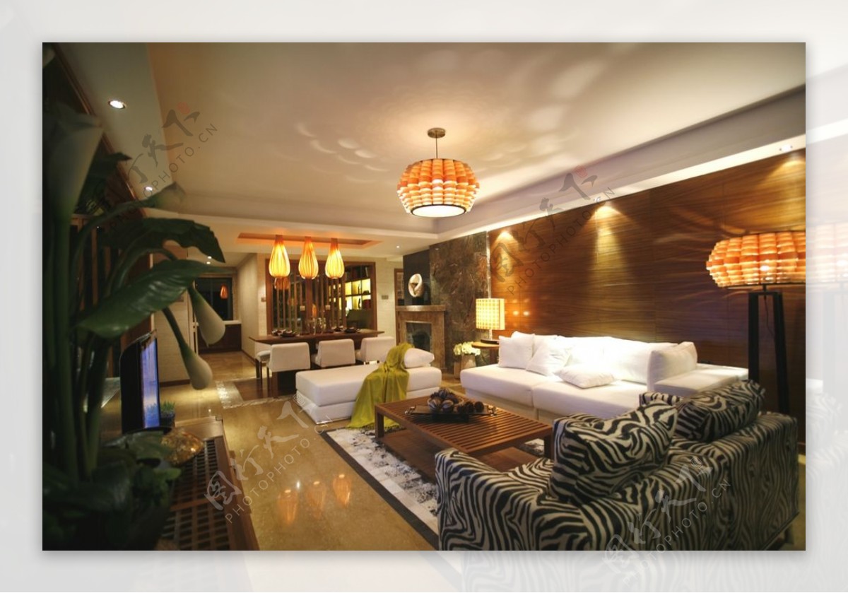 现代时尚奢华客厅橘色圆吊灯室内装修效果图