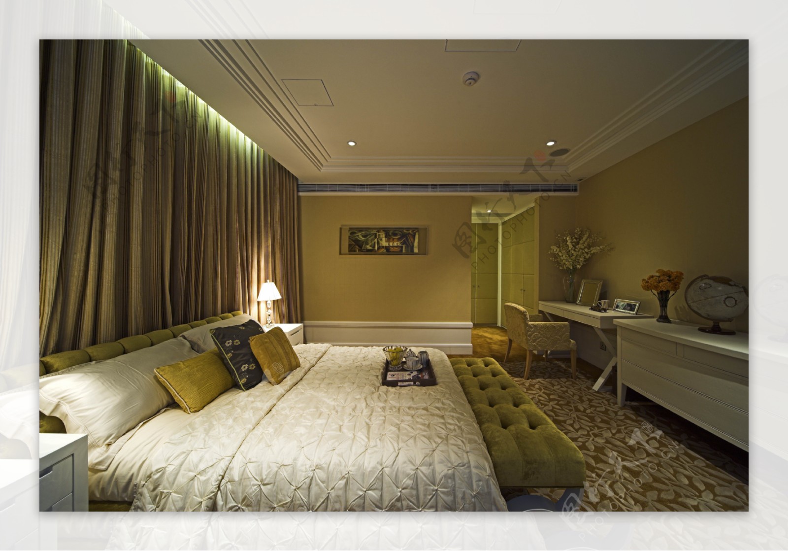 现代时尚卧室深金色窗帘室内装修效果图