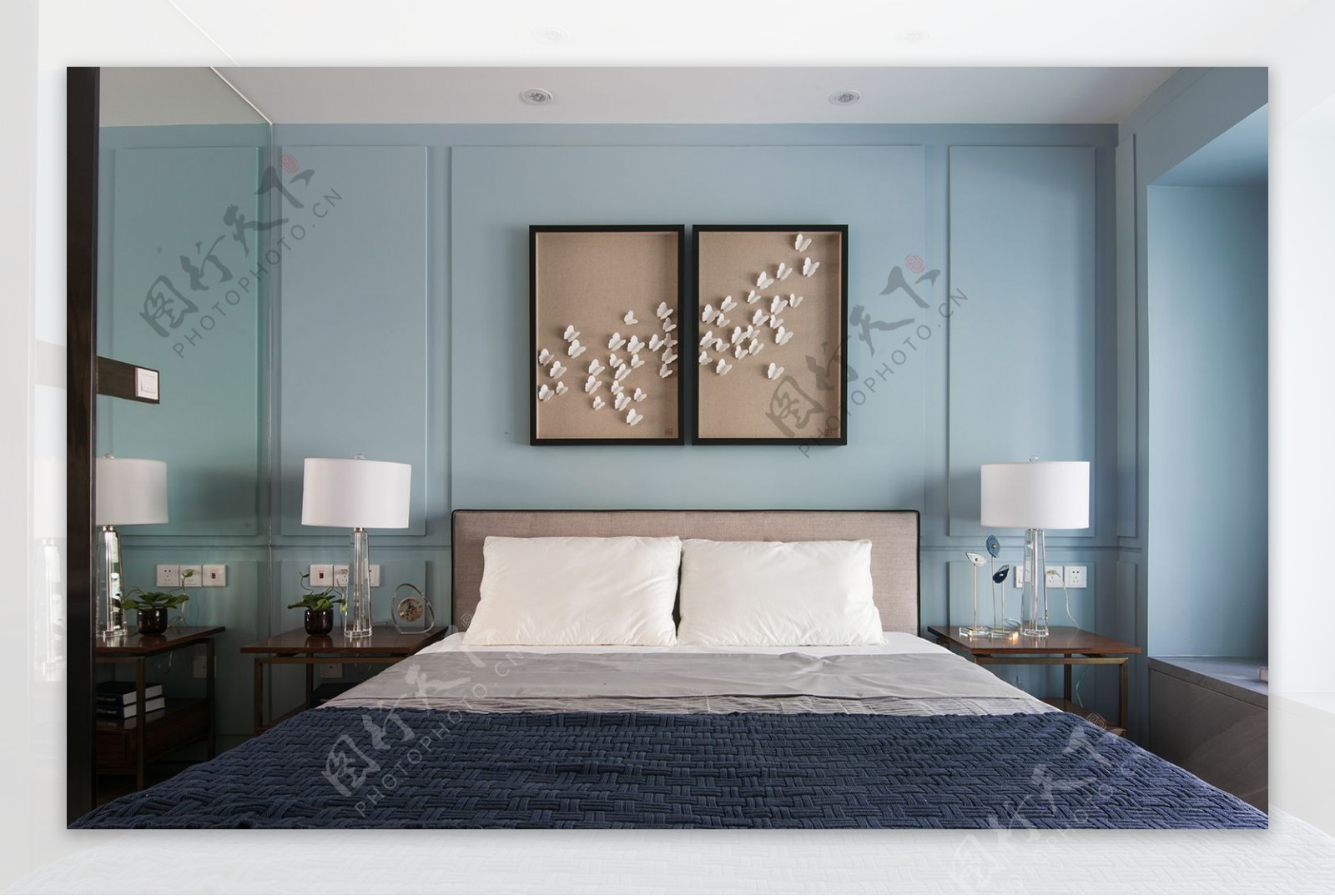 现代简约室内卧室蓝色背景墙效果图