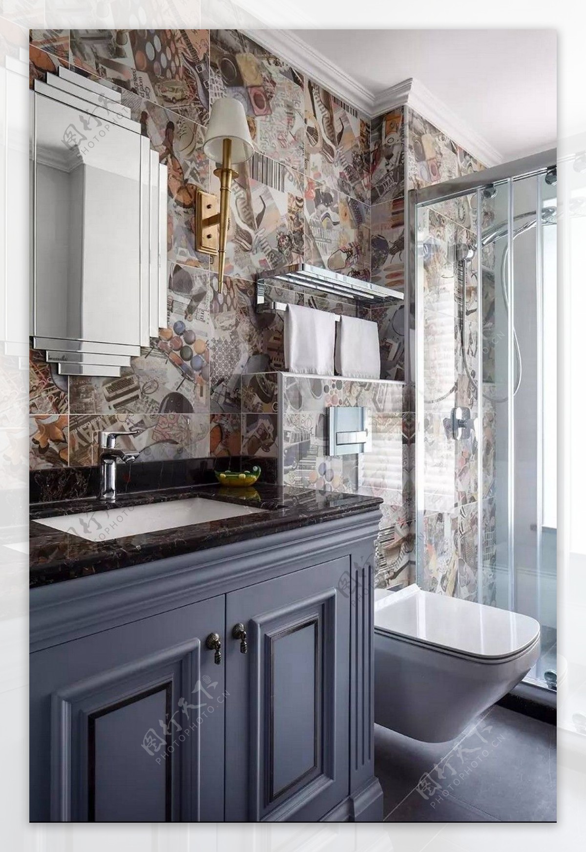 现代时尚浴室亮灰色洗手柜室内装修效果图